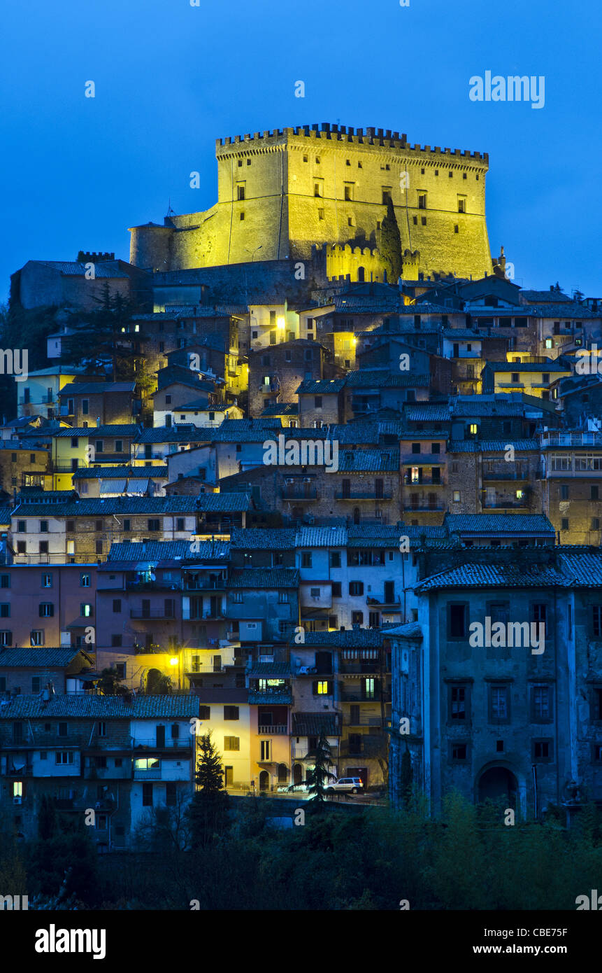 Blick auf das kleine mittelalterliche Dorf von Soriano Nel Cimino, Mittelitalien. Stockfoto