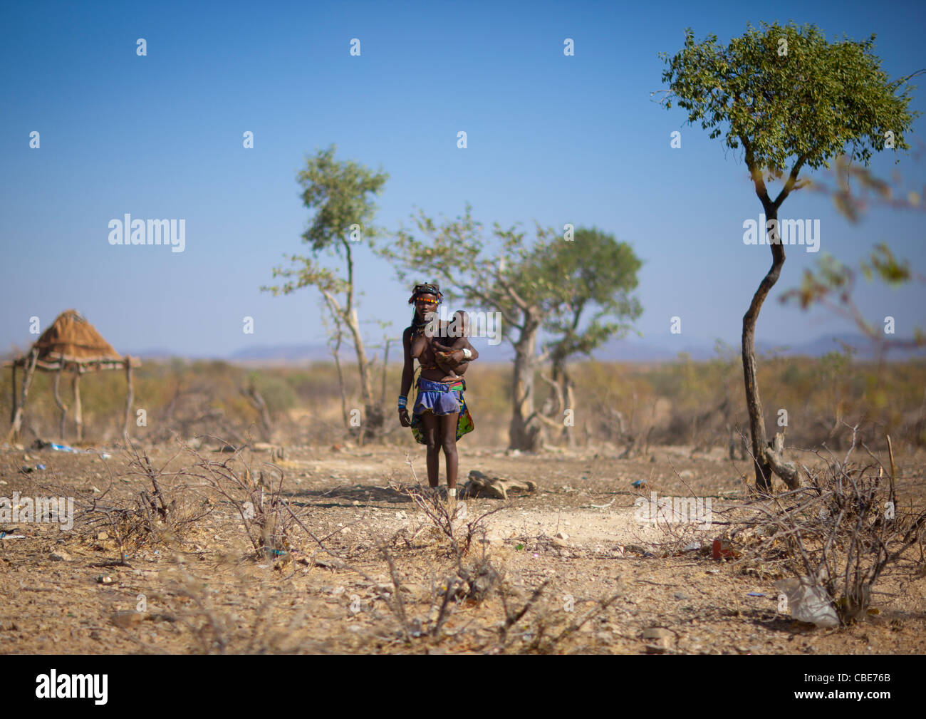 Muhimba Frau mit ihrem Baby außerhalb der Ortschaft von Elola, Angola Stockfoto