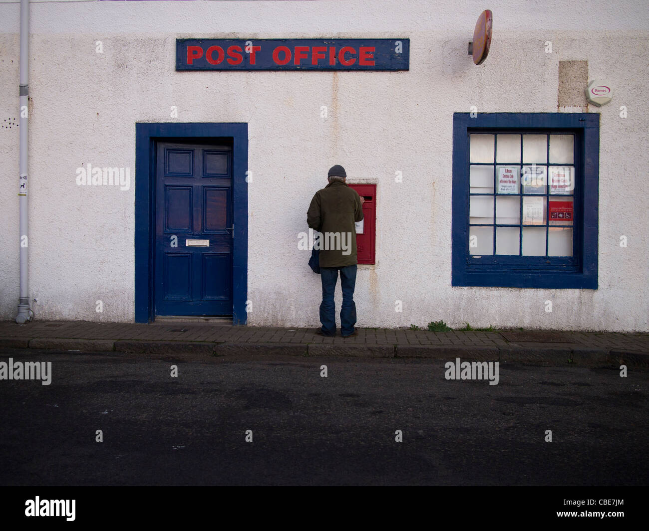 Mann einen Brief im Briefkasten, St Monans, Fife buchen Stockfoto