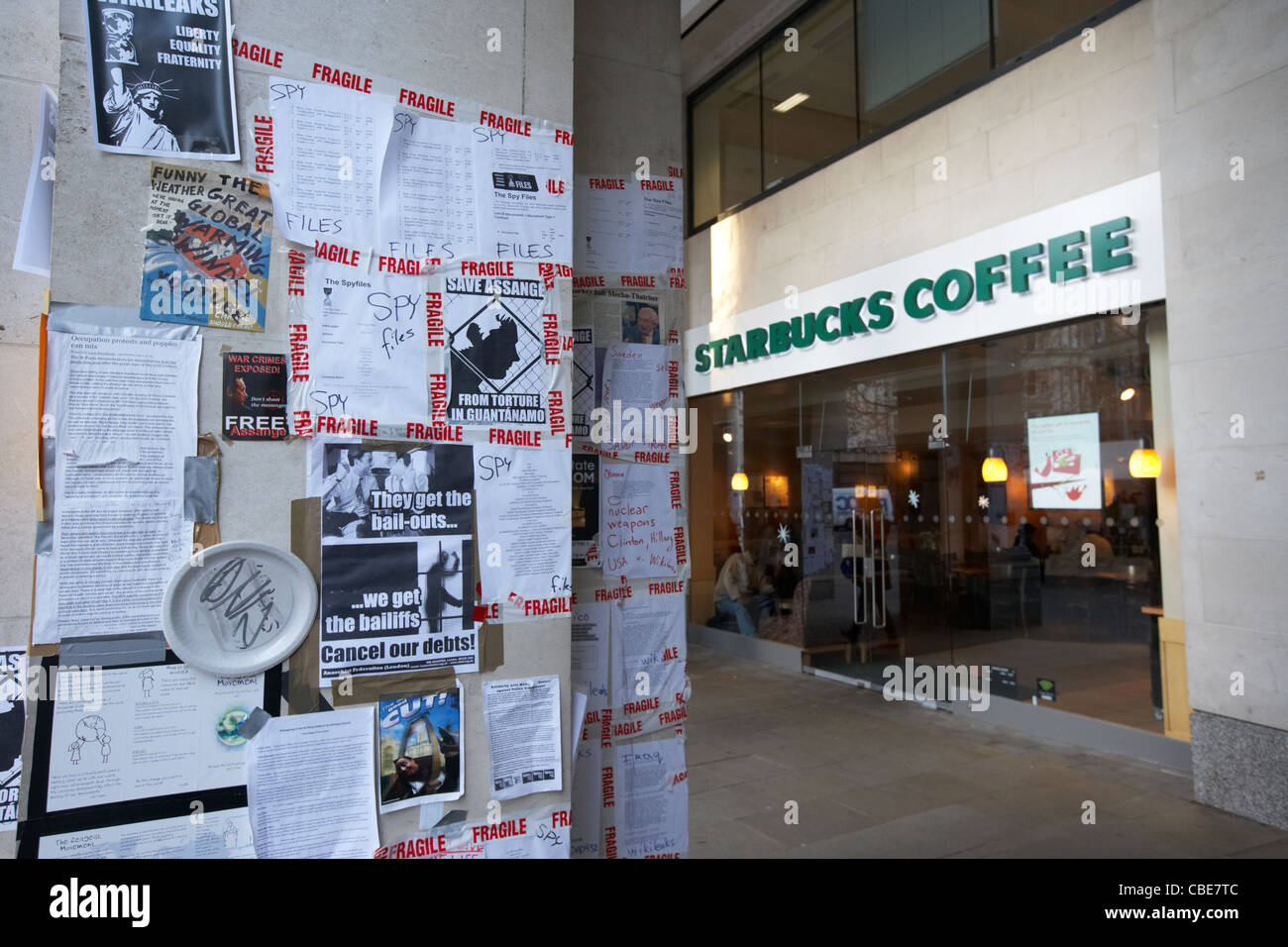 Anti-Rettung und Verschwörung besetzen Sie Protest-Plakate außerhalb Starbucks London England Uk United Kingdom Stockfoto