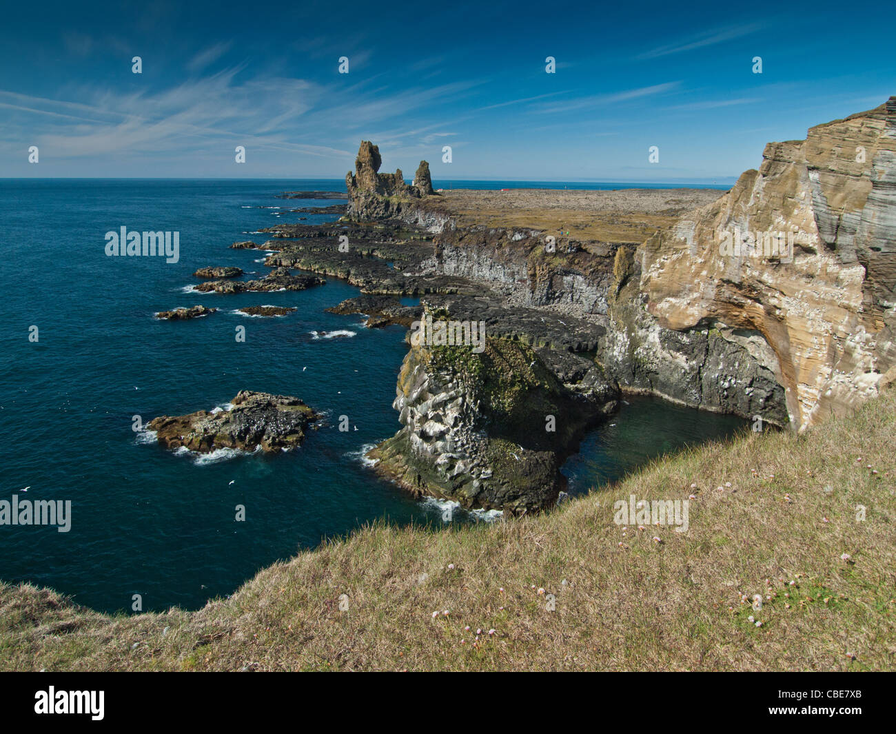 Felsen und Klippen von Snæfellsnes-Halbinsel-Nationalpark. Blick in Richtung Londrangar. Stockfoto