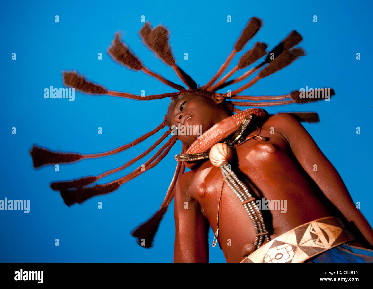 Himba-Mädchen namens Manginete tanzen, Dorf von Hoba Haru, Angola Stockfoto