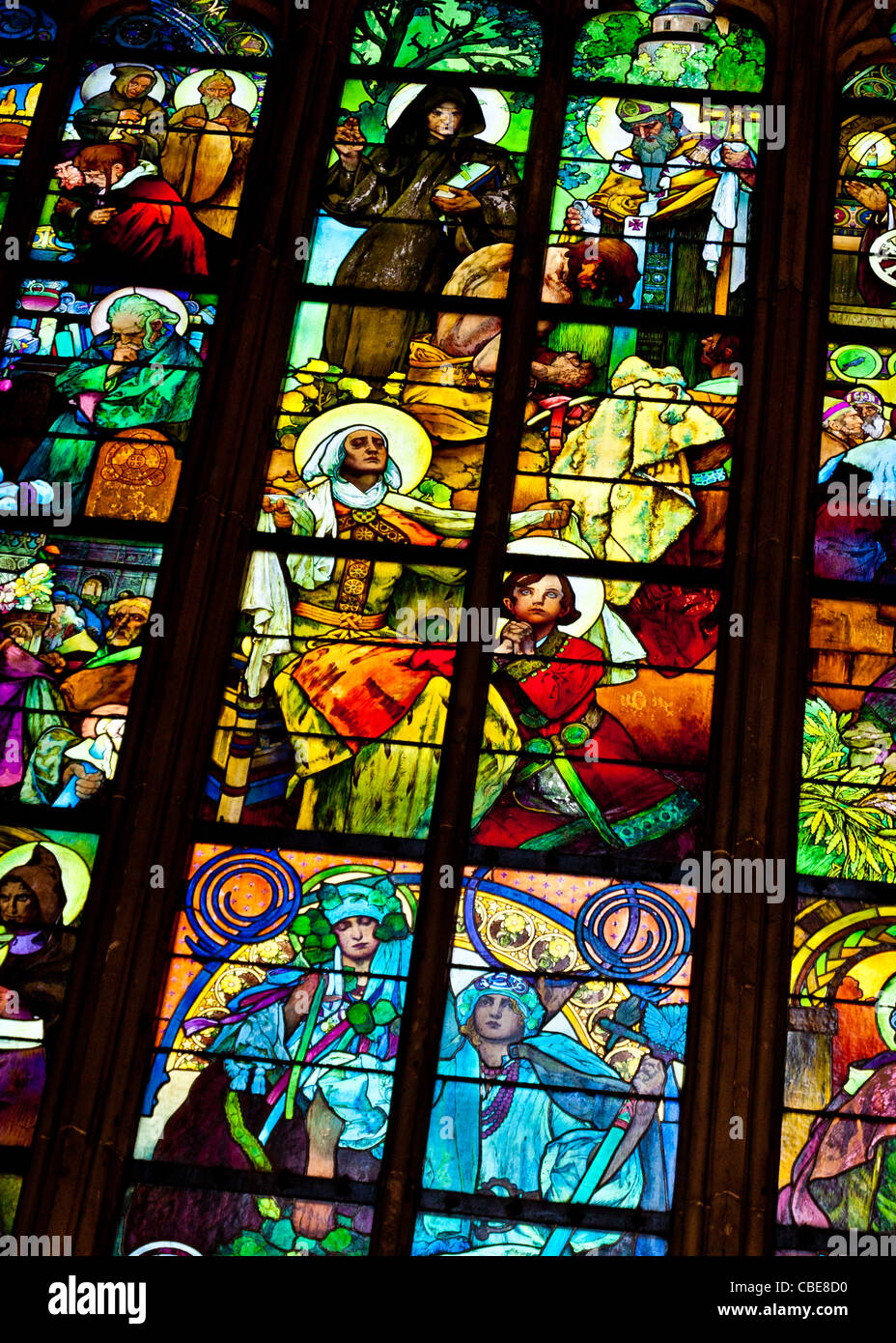 Licht fällt durch ein Fleck Glasfenster der Kirche Stockfoto