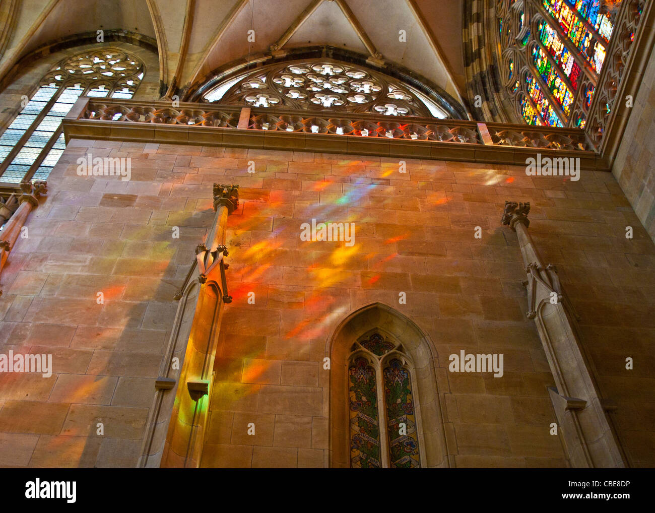Licht fällt durch ein Fleck Glasfenster der Kirche Stockfoto