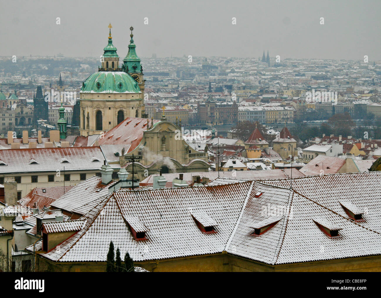 Dächer von Prag im winter Stockfoto