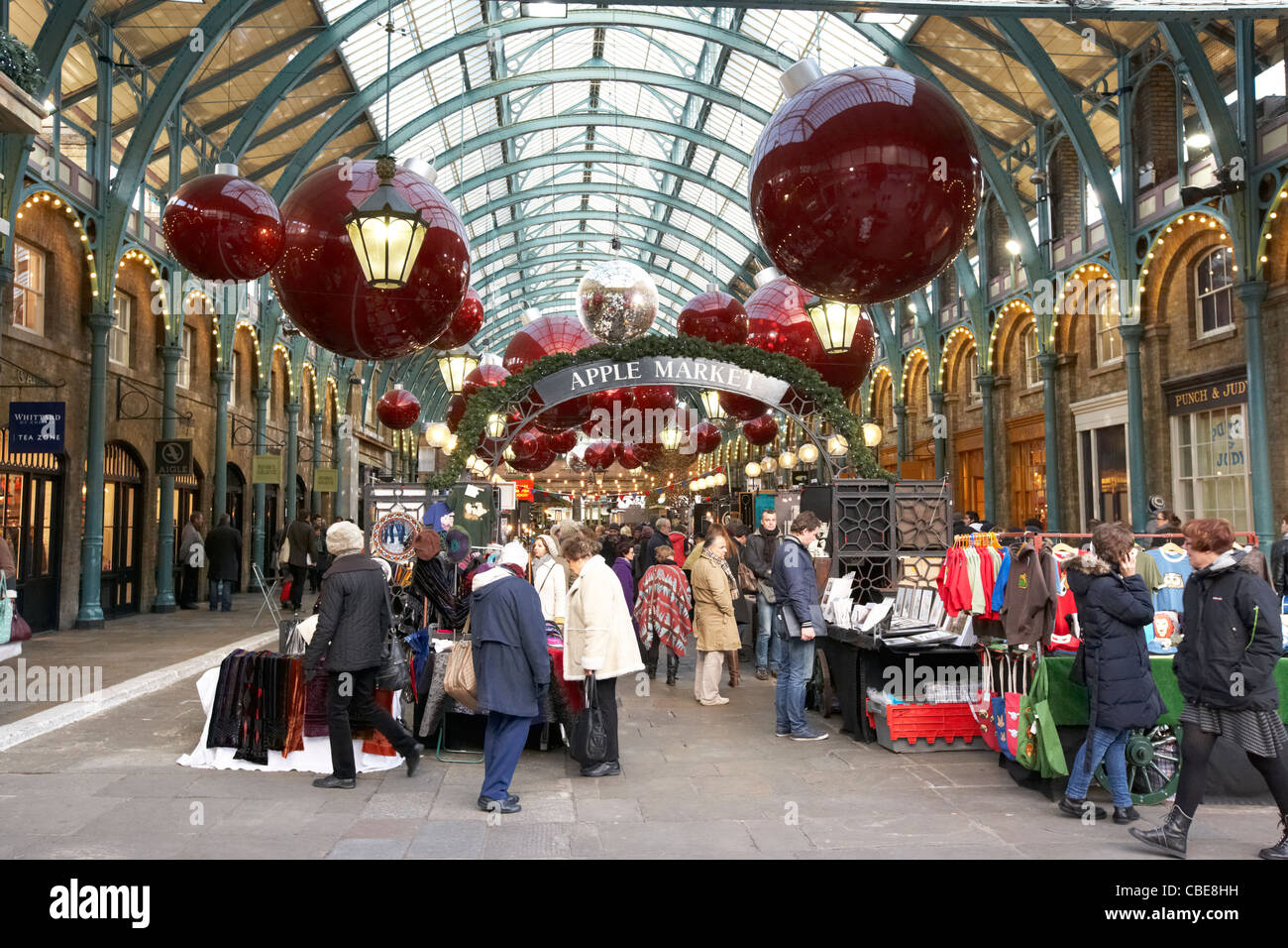 die Apple Markt Covent Garden Weihnachts-shopping London England Vereinigtes Königreich Großbritannien Stockfoto