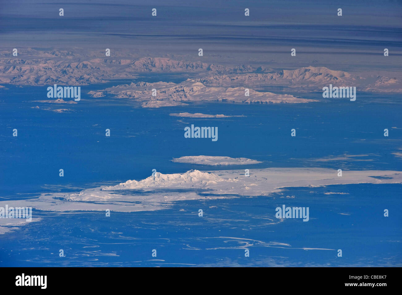 Antarktische Halbinsel, Brabant Island (oben Mitte), Deception Island und Livingston Island (untere Hälfte) Stockfoto