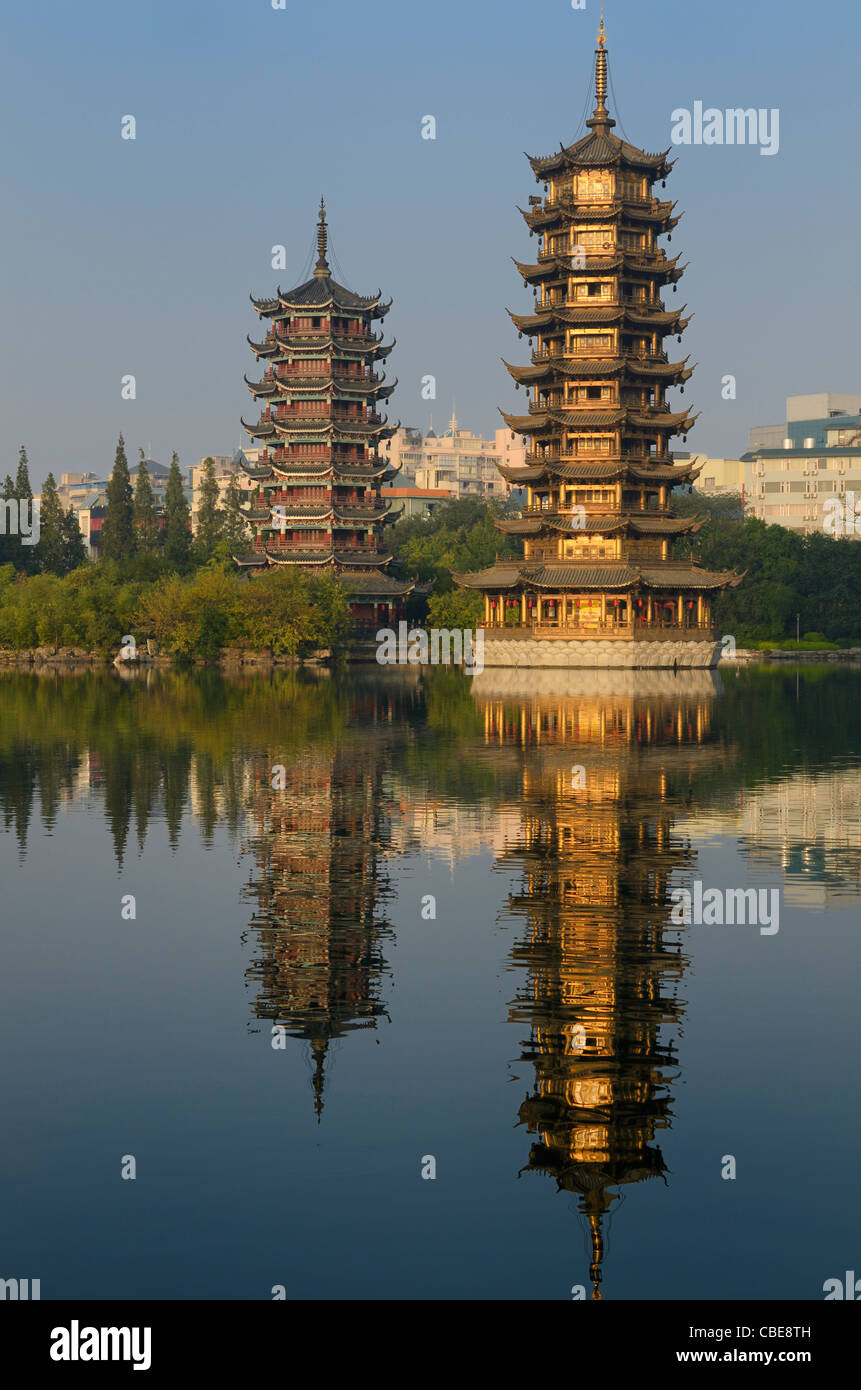 Sonne und Mond multi-level Pagoden auf shanhu oder tanne See am frühen Morgen Guilin, China Stockfoto