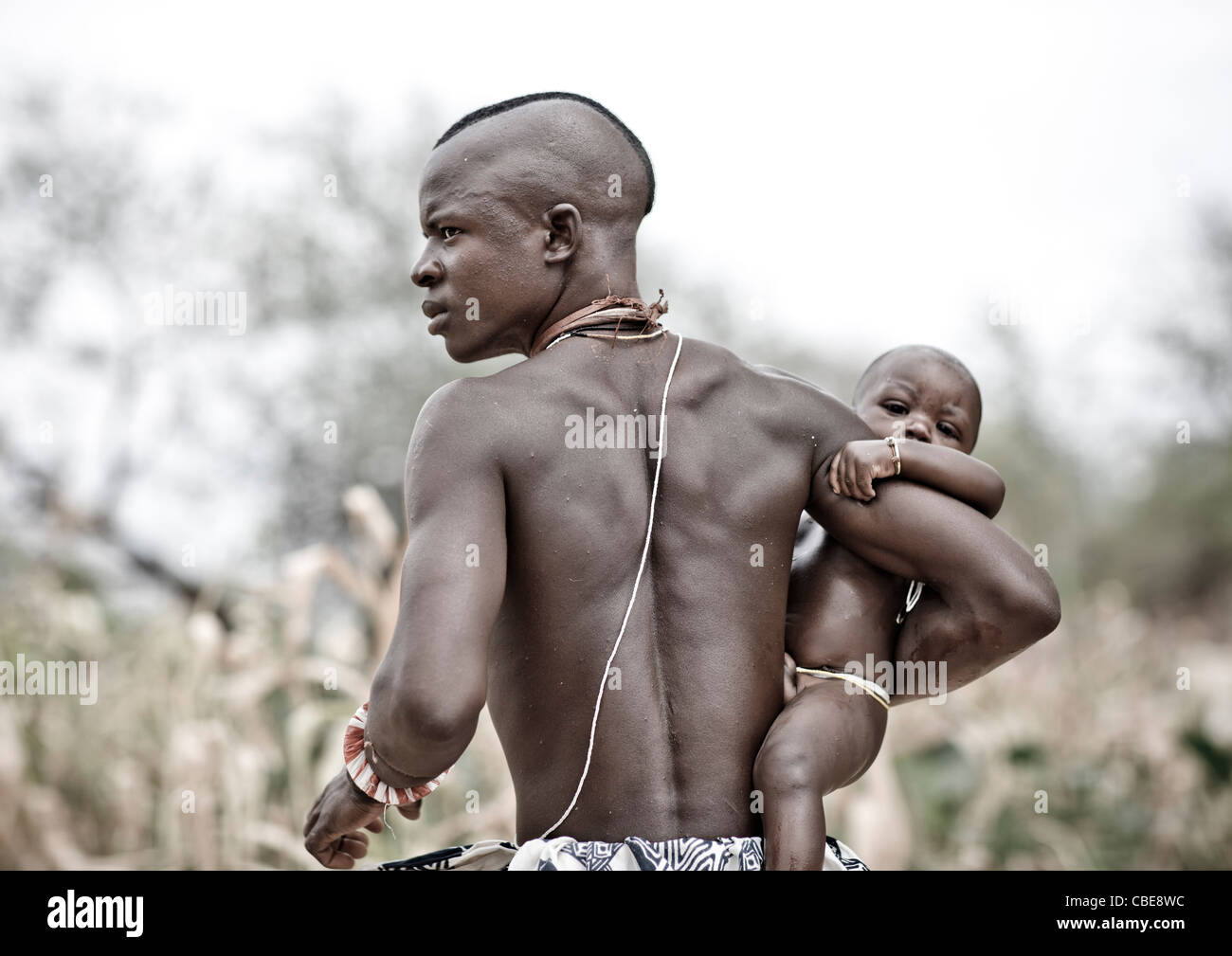 Mukubal Vater mit seinem Kind, Virie Bereich, Angola Stockfoto
