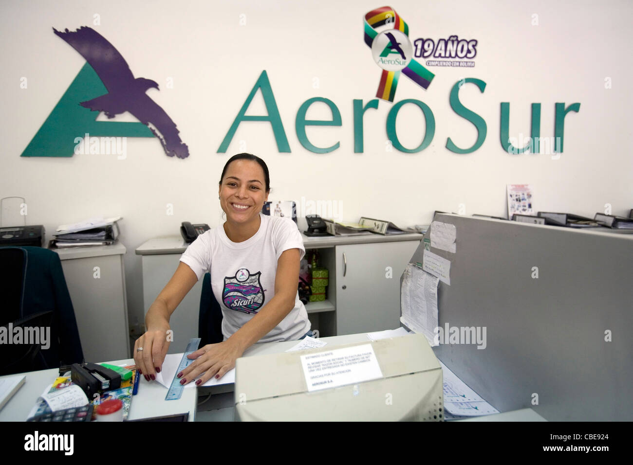 AeroSur Personal Sachbearbeiter Verkauf von Flugtickets in einem Büro in Santa Cruz, Bolivien Stockfoto