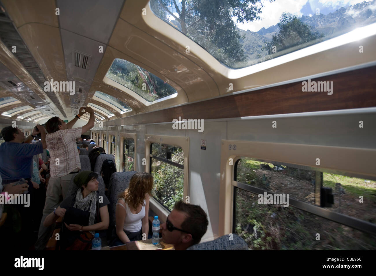 Touristen, die Aufnahme von im Inneren des Zuges auf dem Weg nach Aguas Caliente, Peru Stockfoto