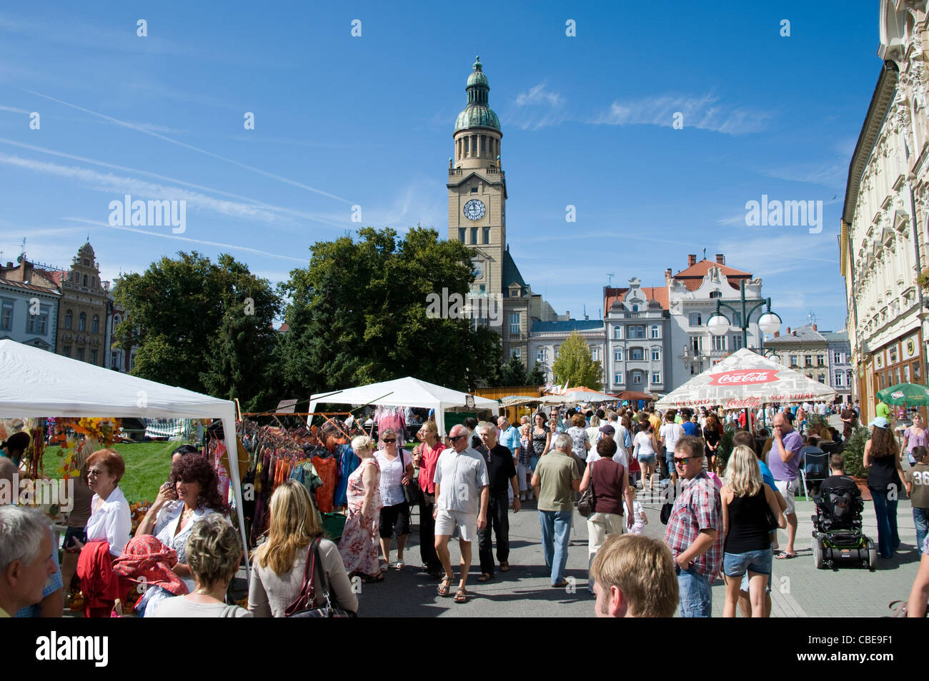 Ende der Erntesaison, belebten Straße mit Markt Stände verkaufen lokale angebaut und produziert, frühe Wein Verkostung - Burcak Stockfoto
