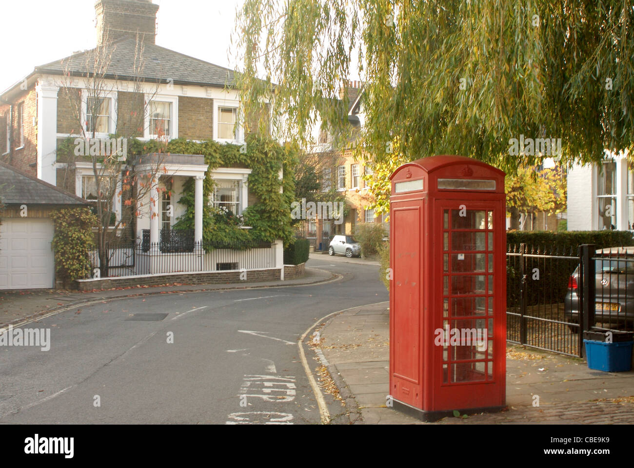 Eine traditionelle britische rote Telefonzelle in einer schönen Wohnstraße in Richmond Upon Thames, London Stockfoto