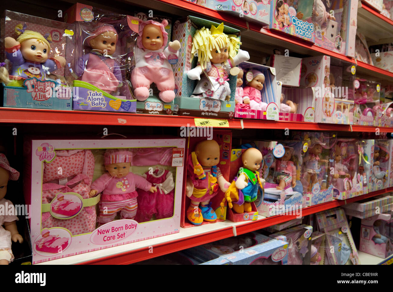 Puppen und Spielzeug für den Verkauf in einem Spielzeugladen, Newmarket  Suffolk UK Stockfotografie - Alamy