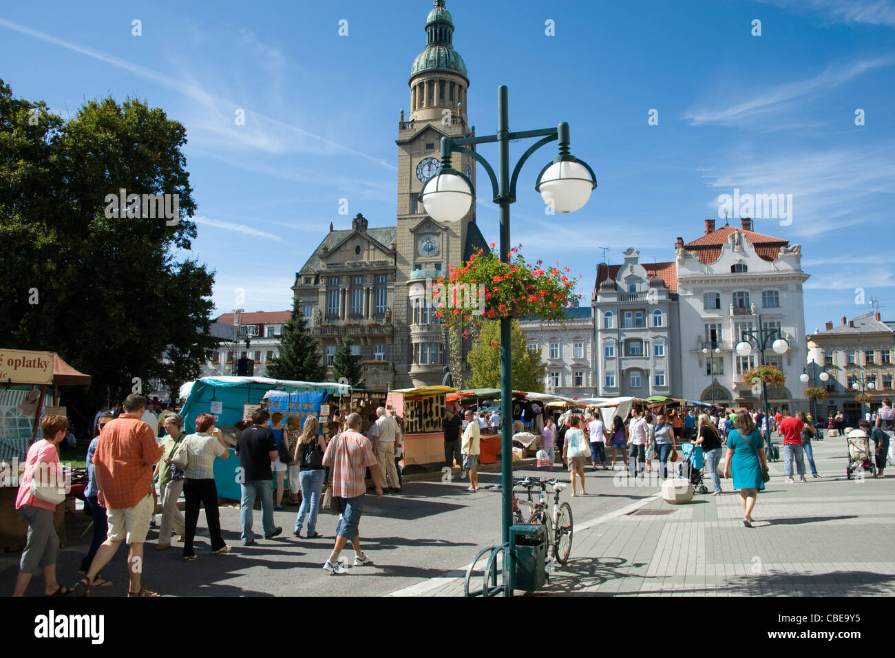 Ende der Erntesaison, belebten Straße mit Markt Stände verkaufen lokale gewachsenen Amd gemacht, produzieren, frühe Wein Verkostung - Burcak Stockfoto