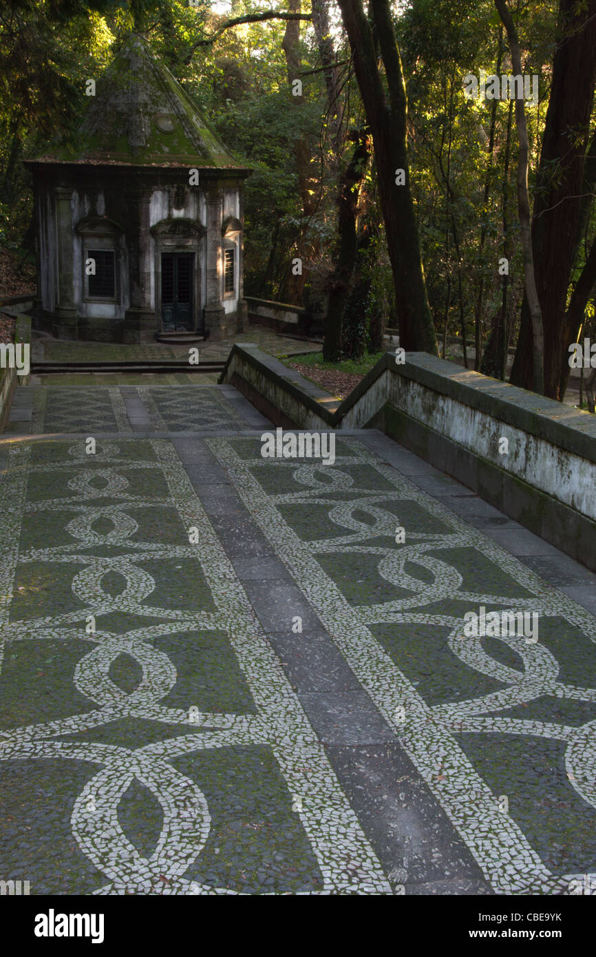 Bom Jesus Monte Treppe - Kapelle mit einer der die Stationen des Kreuzes Stockfoto