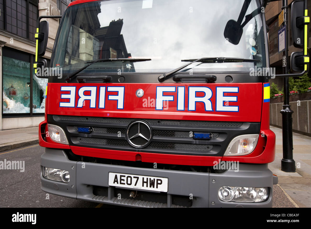 London Feuerwehr Feuerwehrauto LKW an einen Vorfall vor London England uk Vereinigtes Königreich Stockfoto