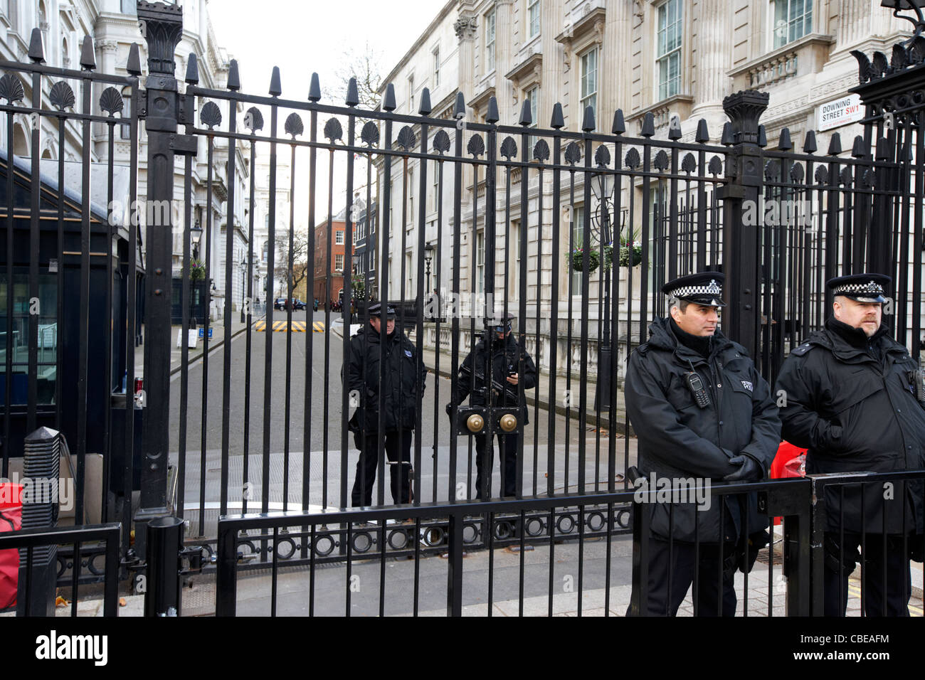Polizeischutz und geschlossenen Sicherheitsschleusen vor Downing Street auf Whitehall London England Vereinigtes Königreich Großbritannien Stockfoto