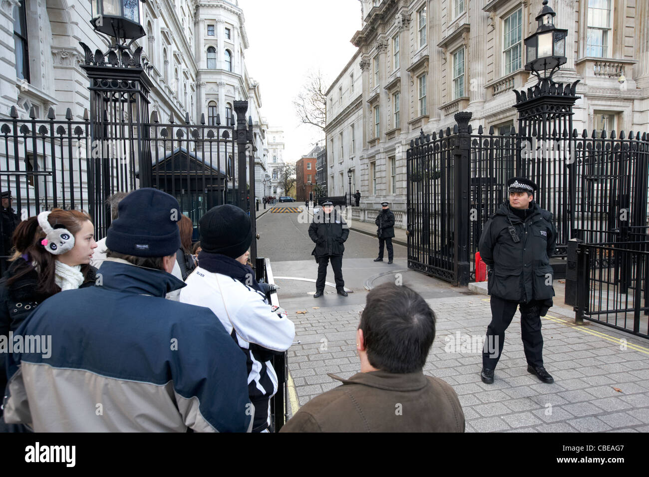 Polizeischutz und geöffneten Sicherheitsschleusen vor Downing Street auf Whitehall London England Vereinigtes Königreich Großbritannien Stockfoto