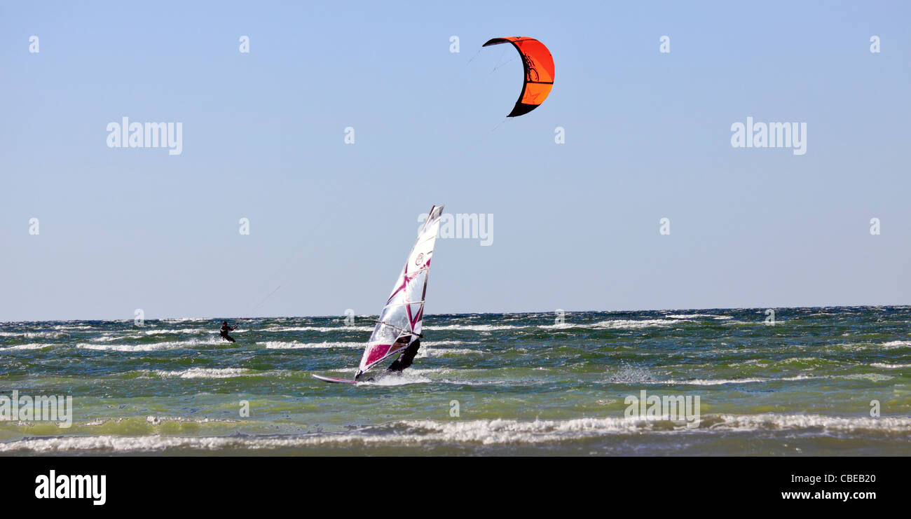 Kite- und Wind Segeln aus der Wiese Weststrand auf Long Island Sound Stony Brook NY Stockfoto