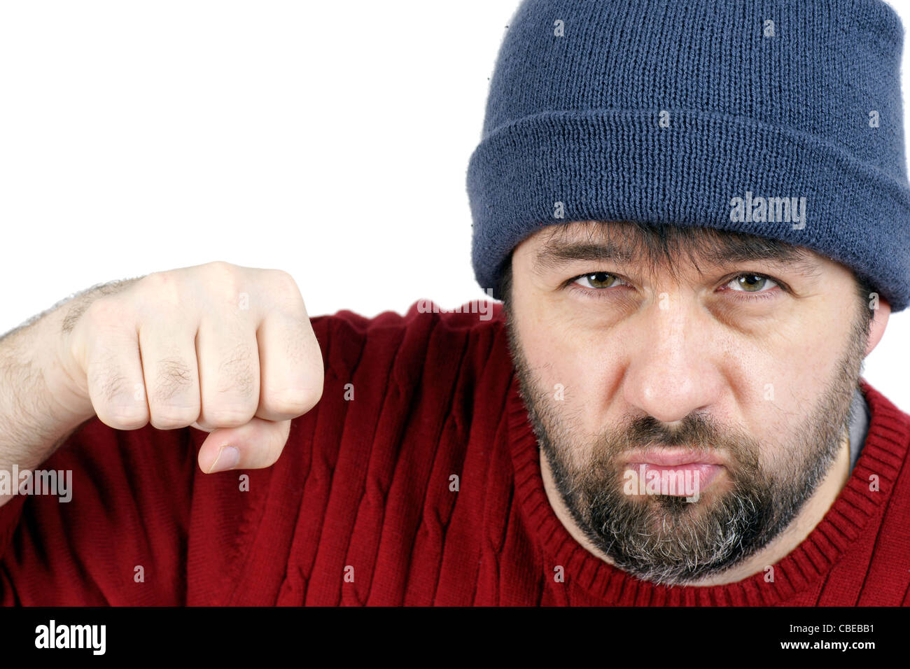 Gewalt-Konzept: harter bärtigen Kerl werfen einen Schlag in die Kamera bei einem Faustkampf, isoliert auf weiß, tolle Details. Stockfoto