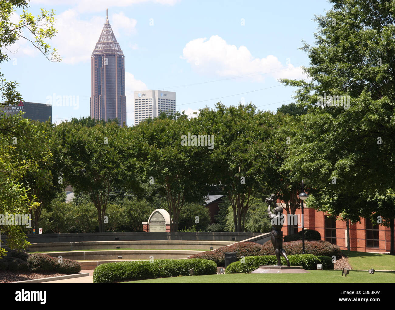 Statue zum Gedenken an Dr. Martin Luther King, Jr. angrenzend an die neue Ebenezer Baptist Church, Atlanta, Georgia Stockfoto