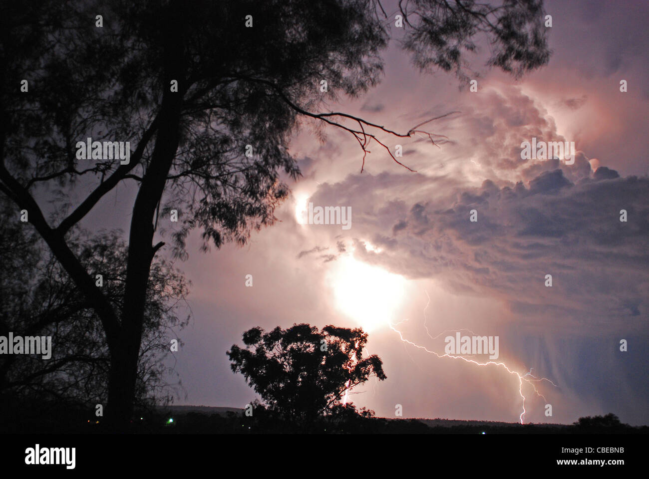 Gewitterwolken und Blitze bei Tamworth Australia Stockfoto