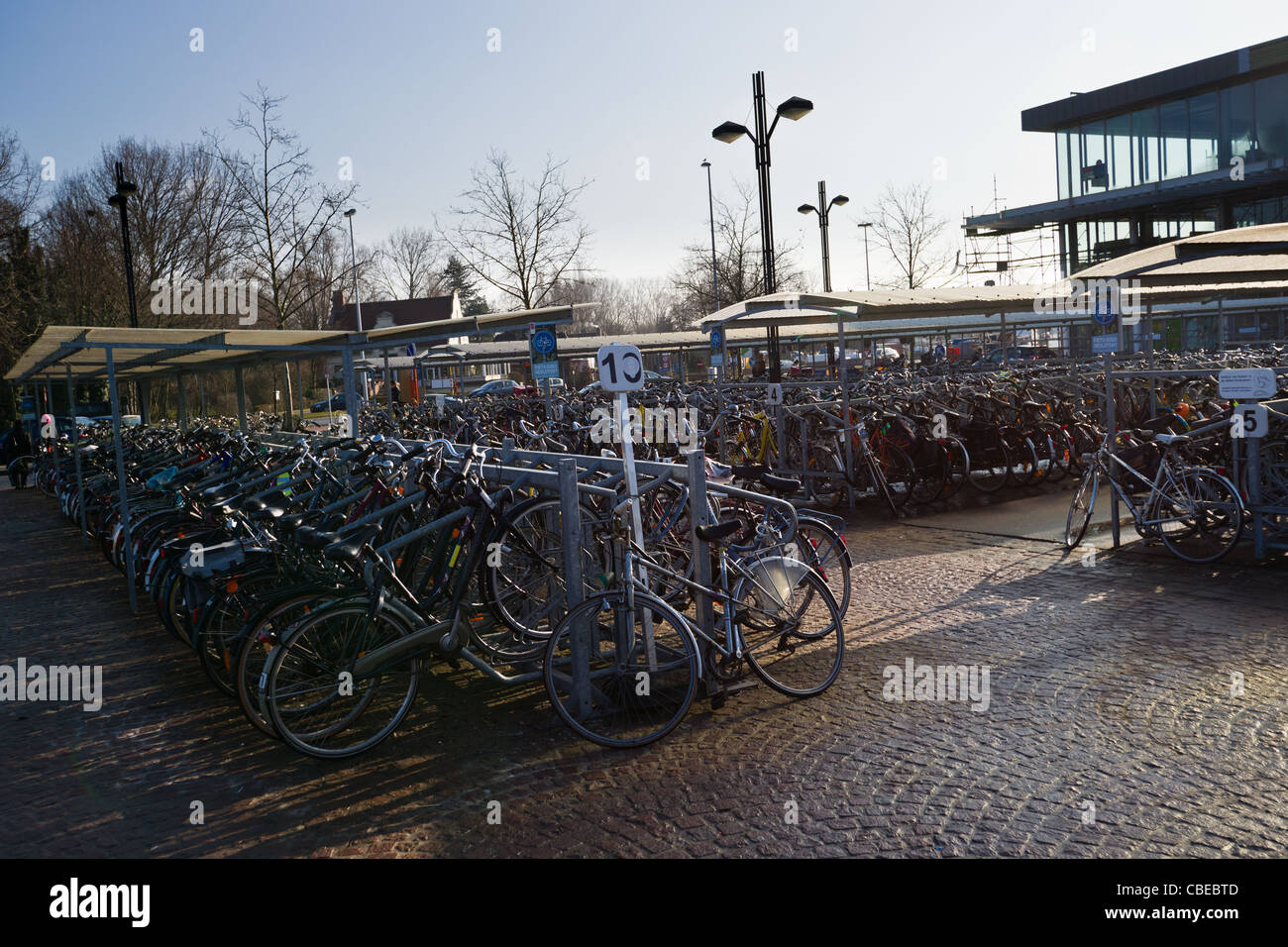 Fahrrad-Parken am Bahnhof von Brügge, Belgien Stockfotografie - Alamy