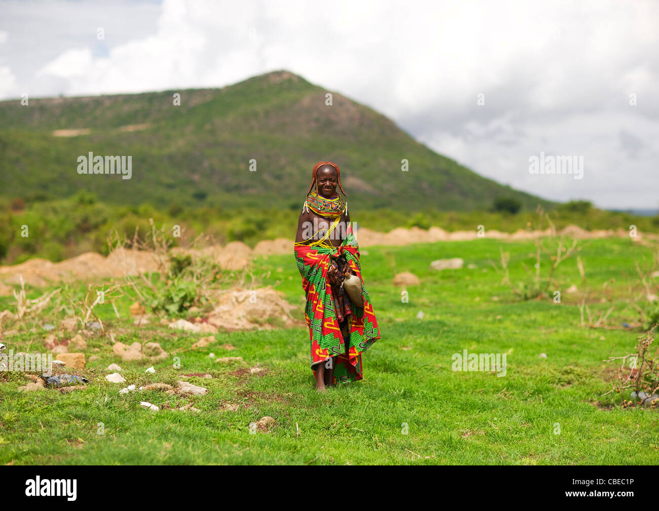 Mwila Frau mit speziellen Frisur, die zu Fuß In den Busch, Chibia Bereich, Angola Stockfoto
