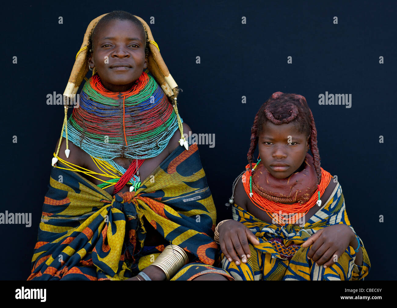 Mwila Frau und Mädchen mit traditionellen Halsketten und Frisuren, Chibia Bereich, Angola Stockfoto