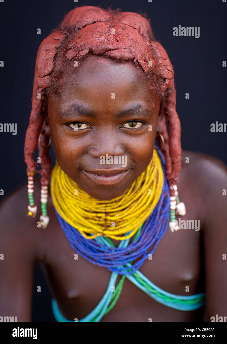 Mwila Mädchen Oncula auf dem Haar, Chibia Bereich, Angola Stockfoto
