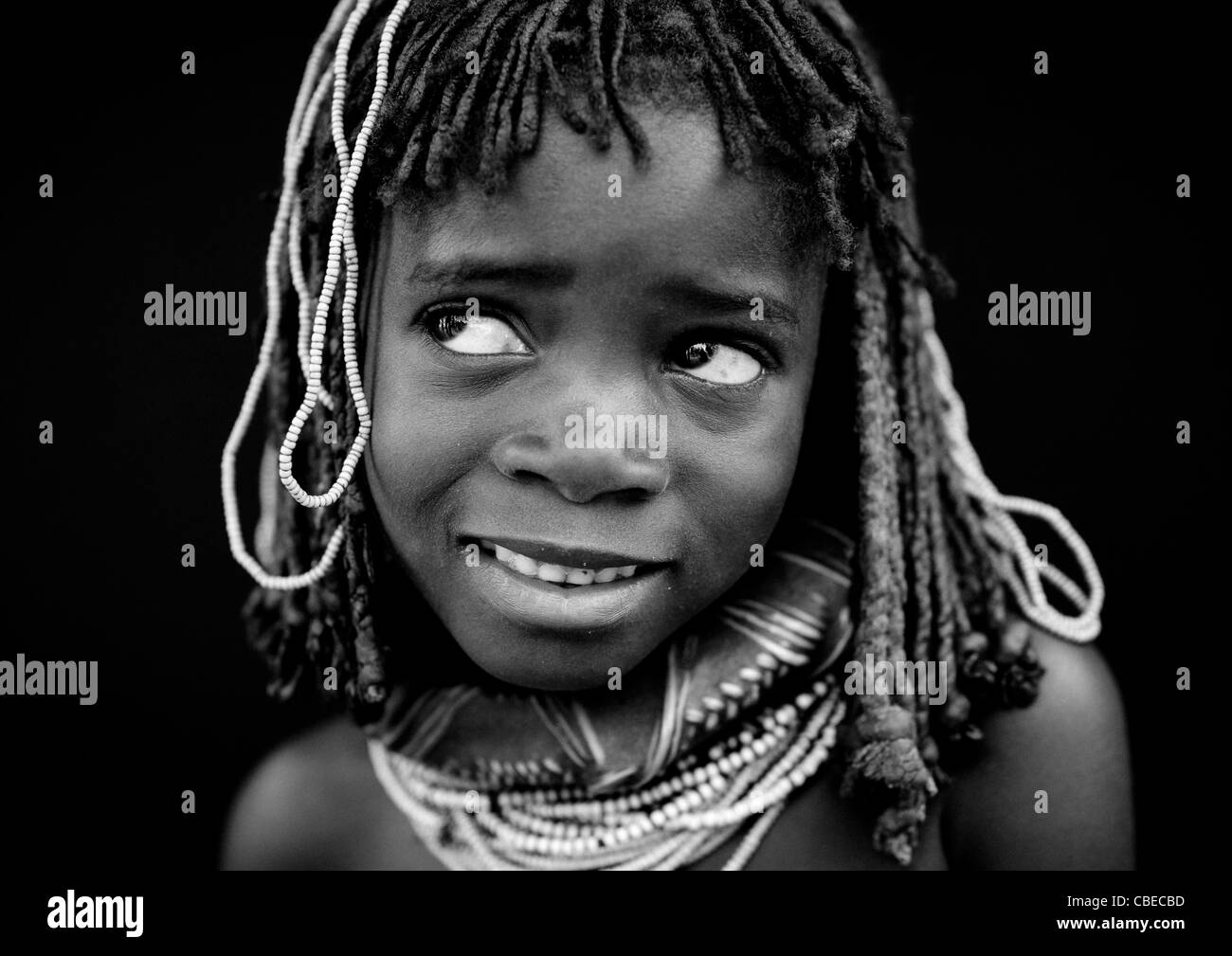 Schüchternes Mwila Mädchen mit Perlen Schmuck, Chibia Bereich, Angola Stockfoto