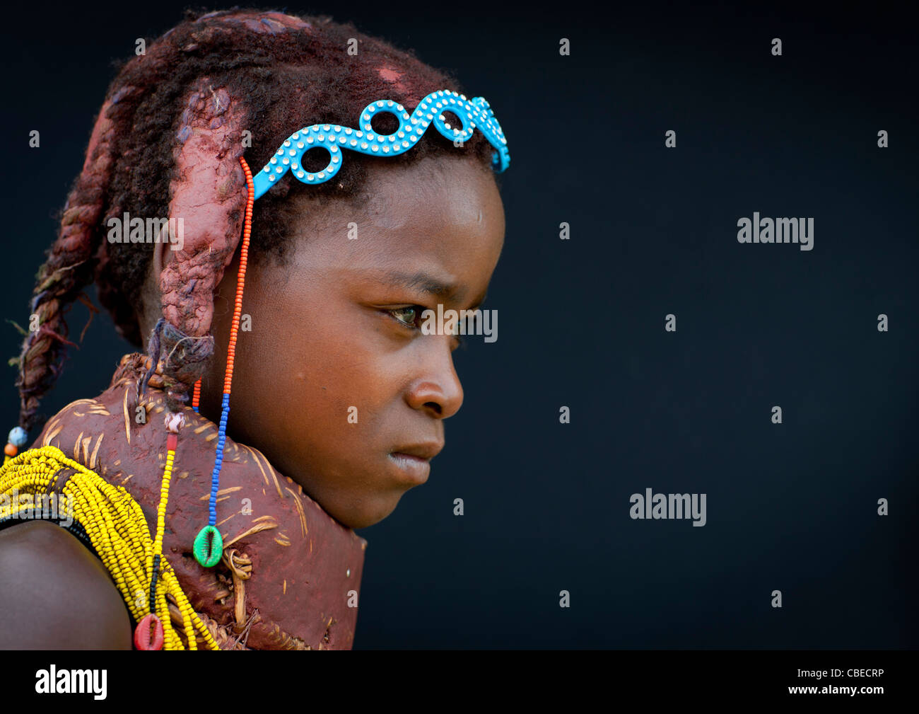 Mwila Mädchen mit den traditionellen Vikeka Schlamm Halskette, Angola Stockfoto