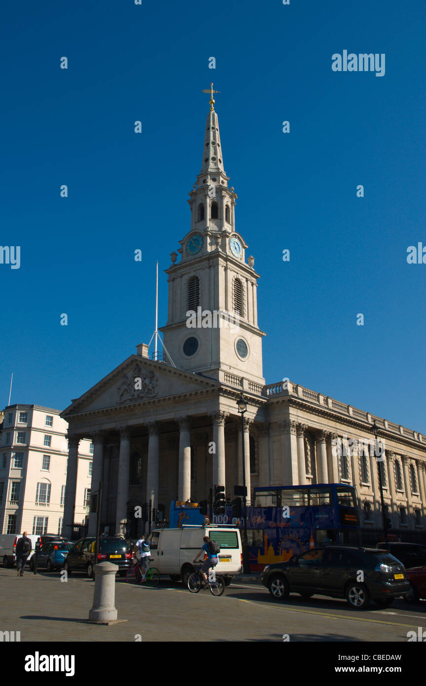 Verkehr vor St. Martin-in-the-Fields Kirche Trafalgar square London England UK Mitteleuropa Stockfoto