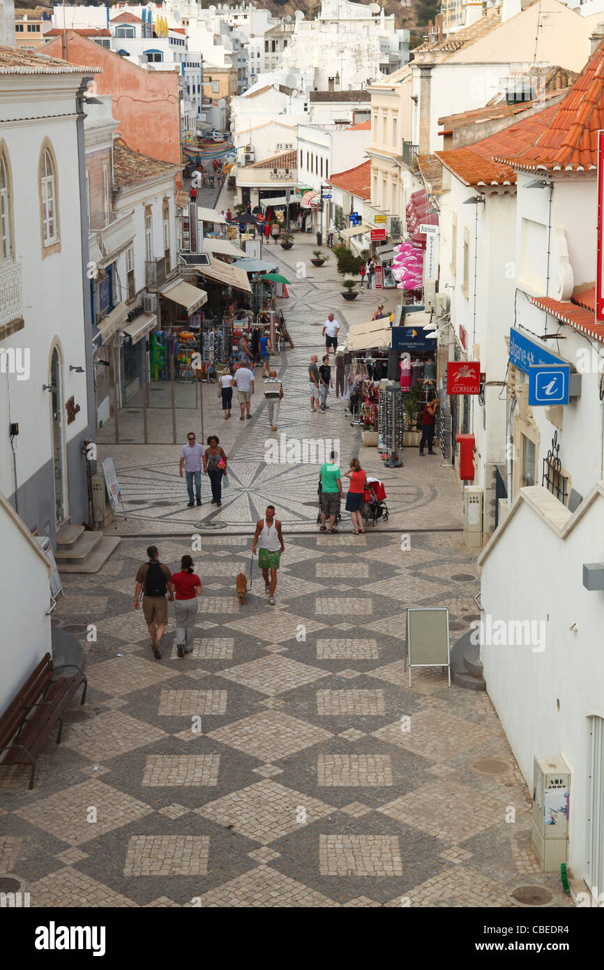 Touristen auf einer Straße in Albufeira an der Algarve Stockfoto