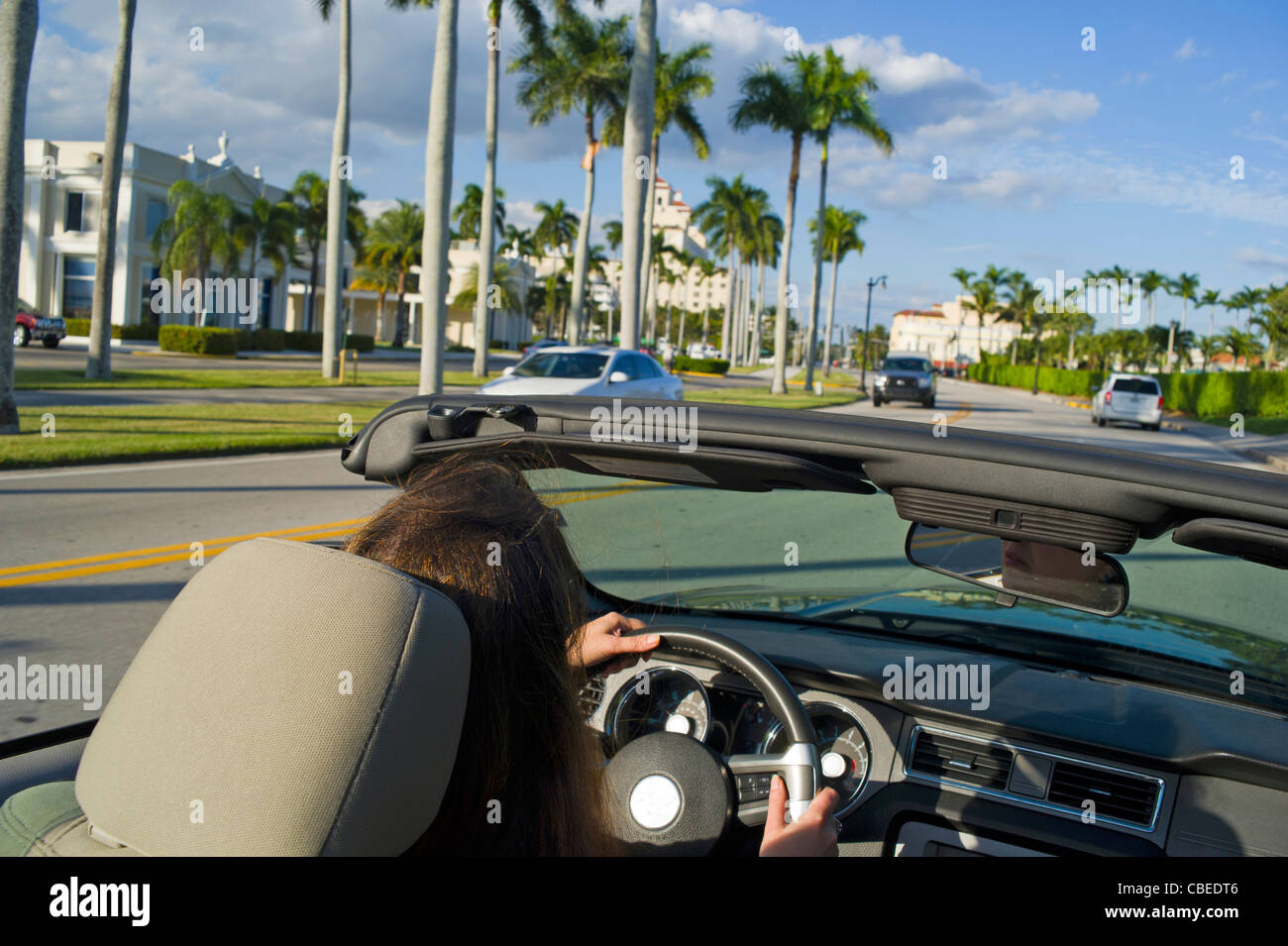 Autofahrerin Cabrio auf den Straßen von Palm Beach, Florida Stockfoto