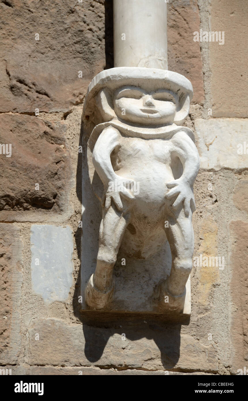 Mittelalterliche Skulptur, neugierig Atlante oder Imp Stützsäule an der Fassade der Kathedrale von Frejus, Frejus, Frankreich Stockfoto