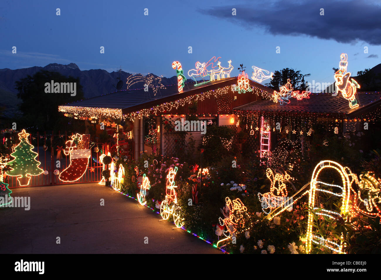 Weihnachtsbeleuchtung am Haus von Pam und Graeme Wild Fernhill Greenstone einkleben. Queenstown, Neuseeland. 12. Dezember 2011. Stockfoto