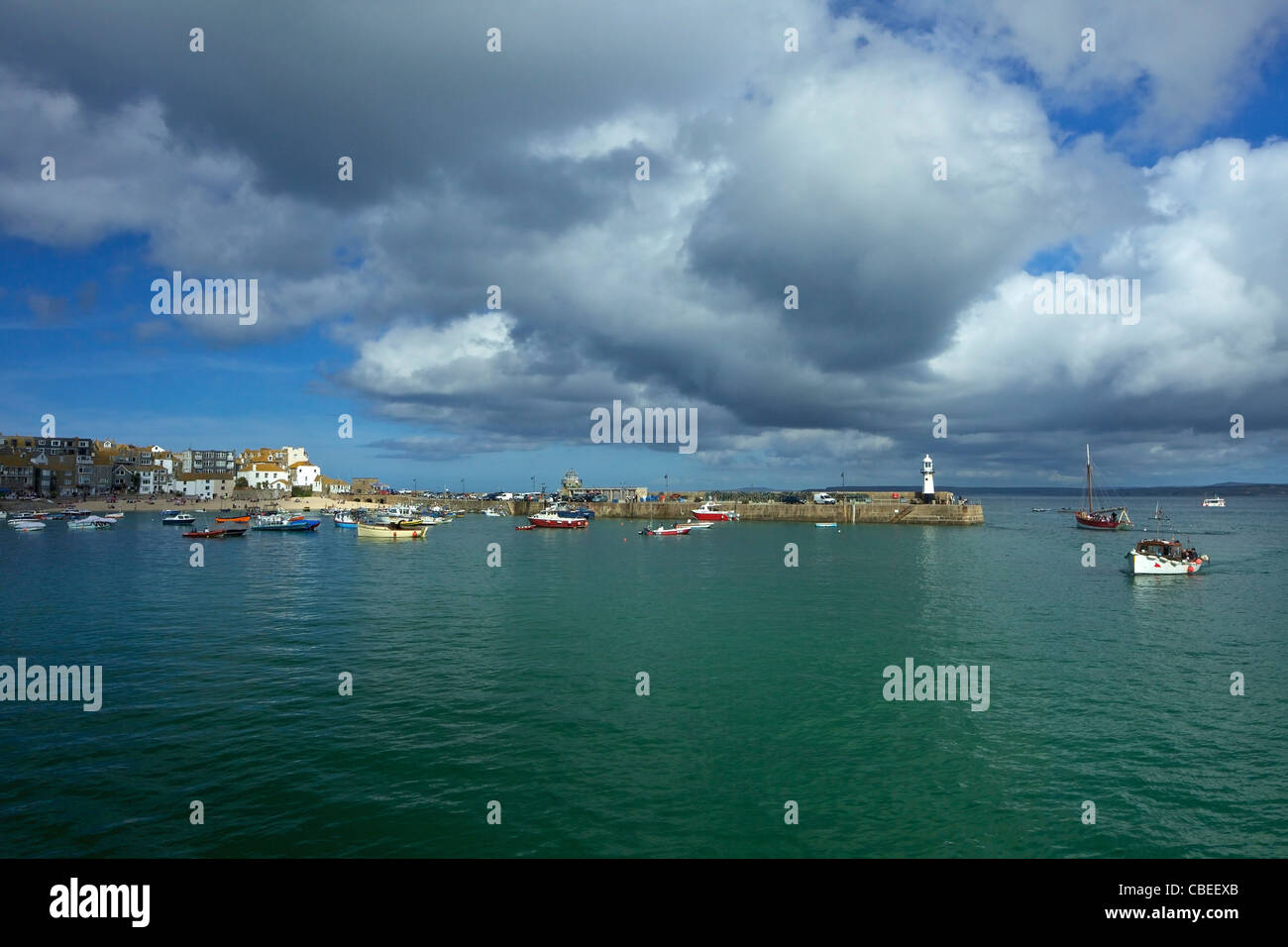 Boote im alten Hafen im Sommer, St. Ives, Cornwall, Südwesten, England, UK, Vereinigtes Königreich, GB, Großbritannien, britische Inseln, Eur Stockfoto