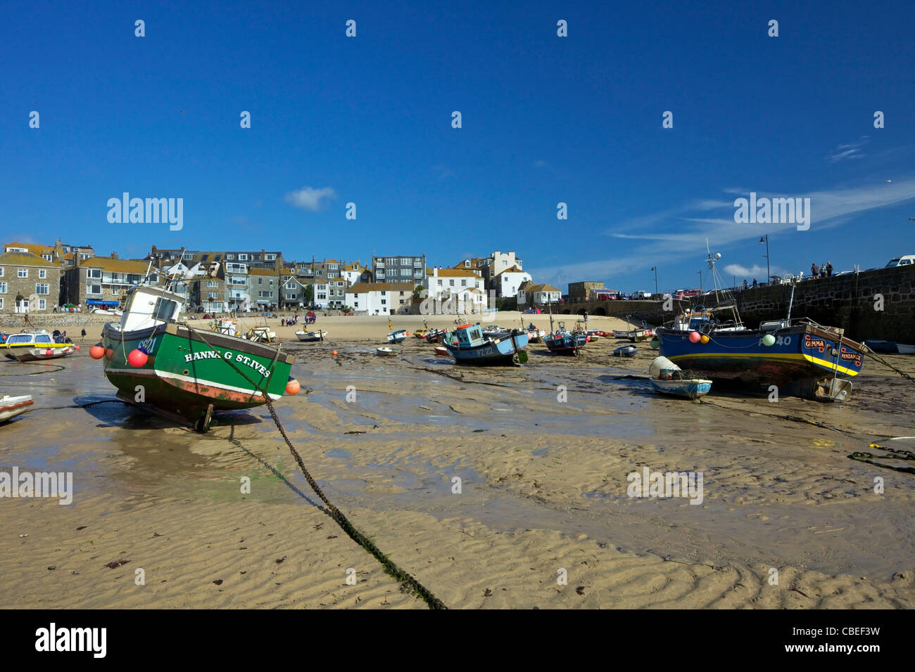 Boote im alten Hafen im Sommer, St. Ives, Cornwall, Südwesten, England, UK, Vereinigtes Königreich, GB, Großbritannien, britischen Inseln, Stockfoto