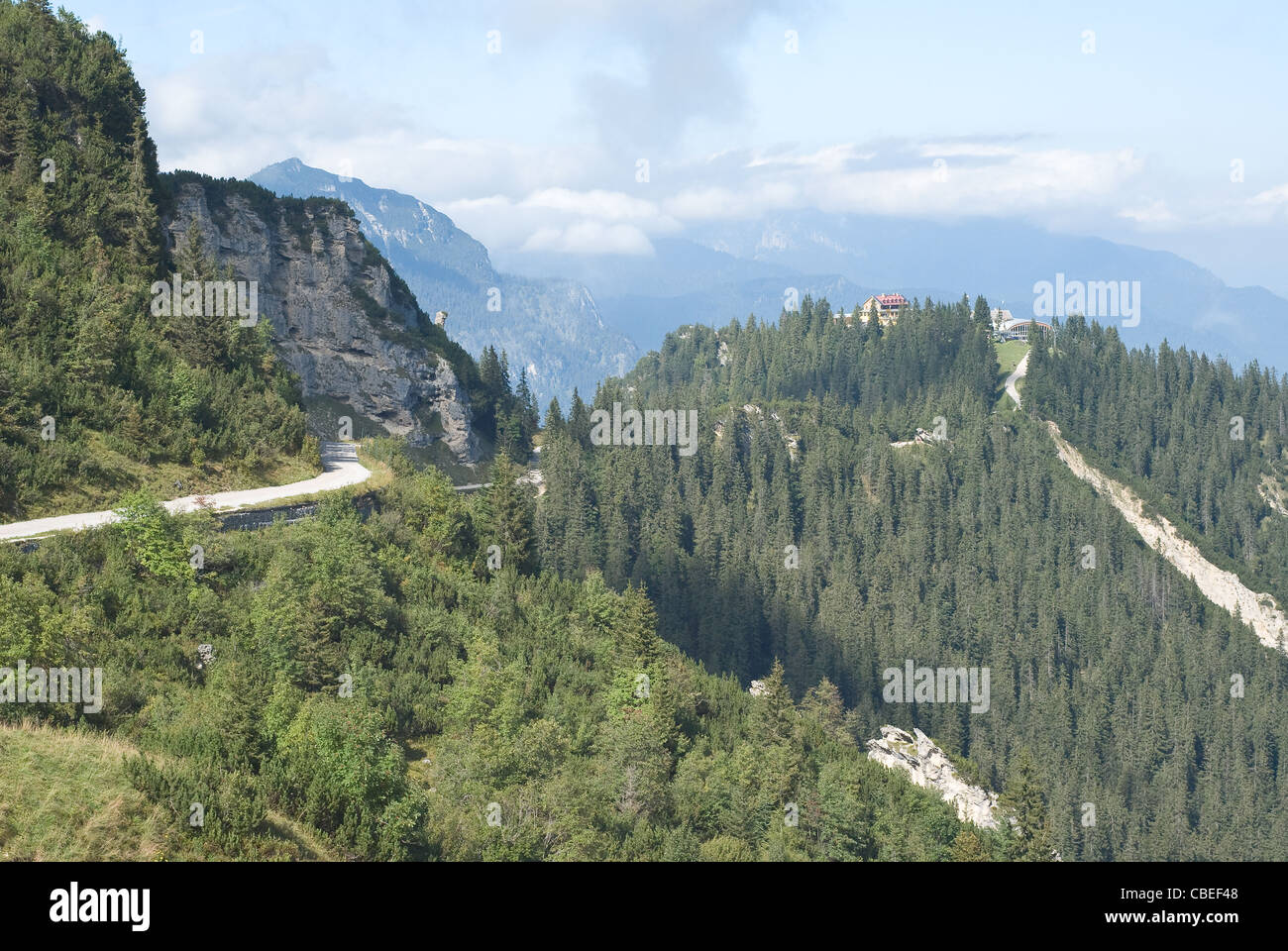 Landstraße durch deutschen Hochgebirgs-Landschaft Stockfoto