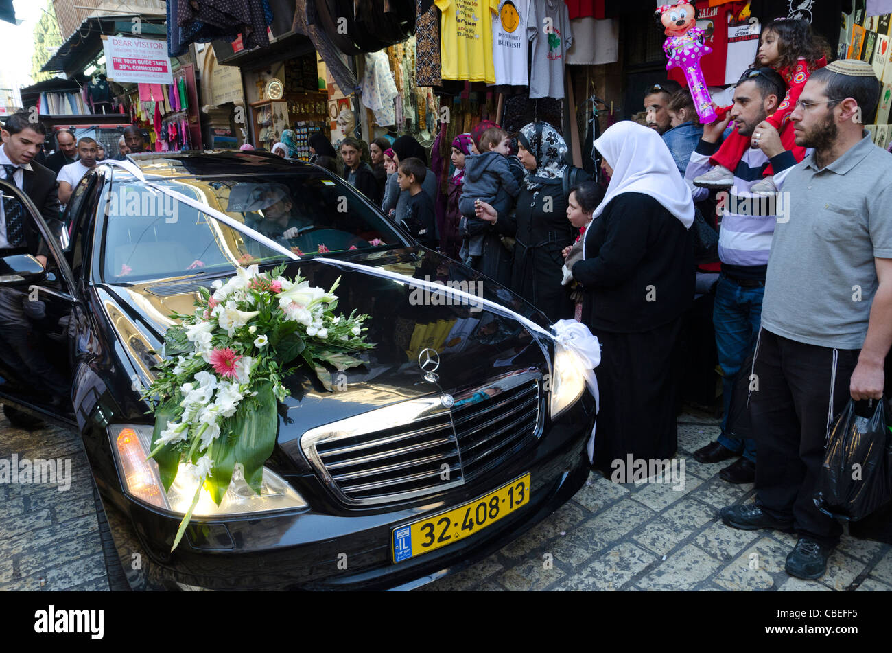 Schwarzes Auto dekoriert für Hochzeit in den Straßen der Altstadt. Jerusalem. Israel Stockfoto
