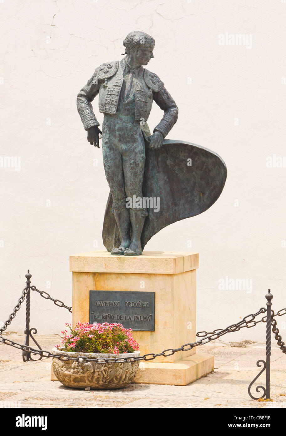 Ronda, Provinz Malaga, Spanien. Statue der Stierkämpfer Cayetano Ordóñez, El Niño De La Palma, 1904-1961, außerhalb Stierkampfarena Stockfoto