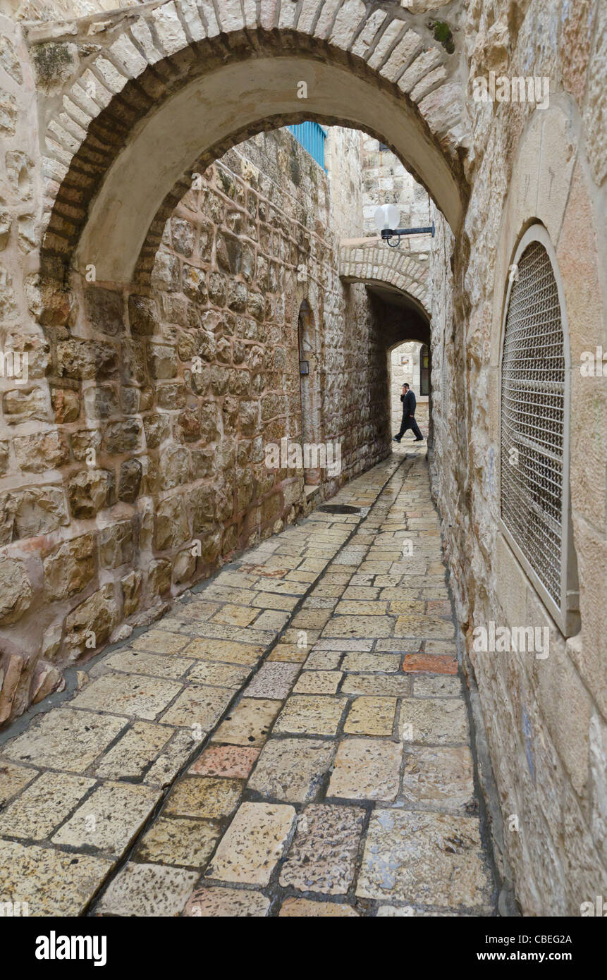 Schmale Gasse mit Bogen in das jüdische Viertel der Altstadt. Jerusalem. Israel Stockfoto