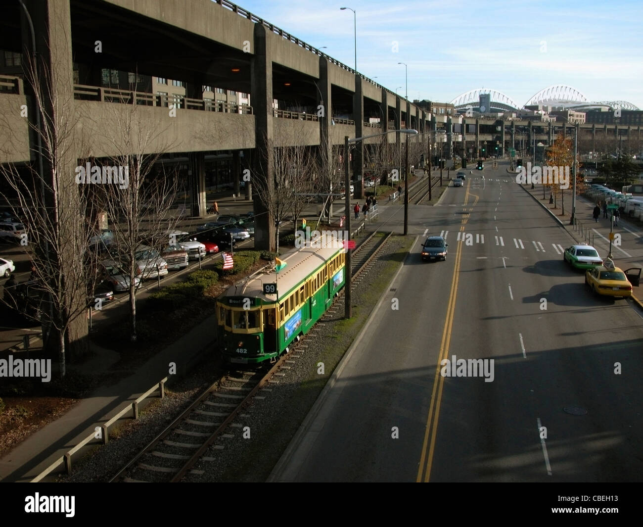 Strassenbahn macht es den Weg entlang Seite Alaskan Way Viaduct in Seattle, Wa. 2004 Stockfoto