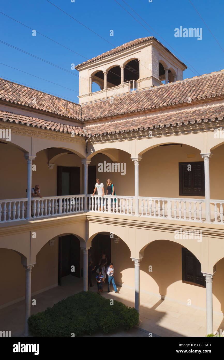Turm und Innenhof des Palacio de Los Condes de Buenavista, Calle San Agustín, das Picasso-Museum beherbergt. Malaga, Spanien. Stockfoto