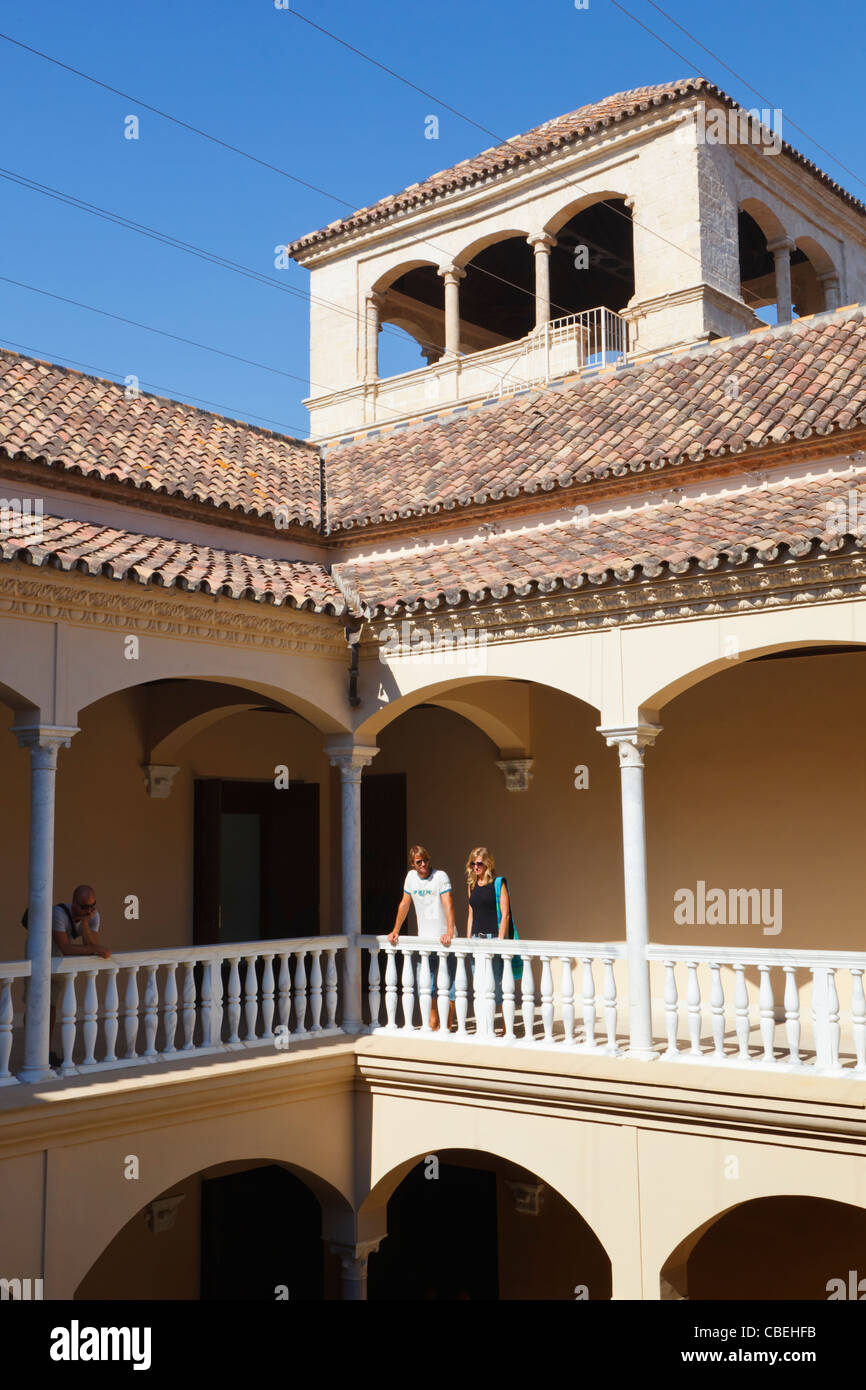 Turm und Innenhof des Palacio de Los Condes de Buenavista, Calle San Agustín, das Picasso-Museum beherbergt. Malaga, Spanien. Stockfoto