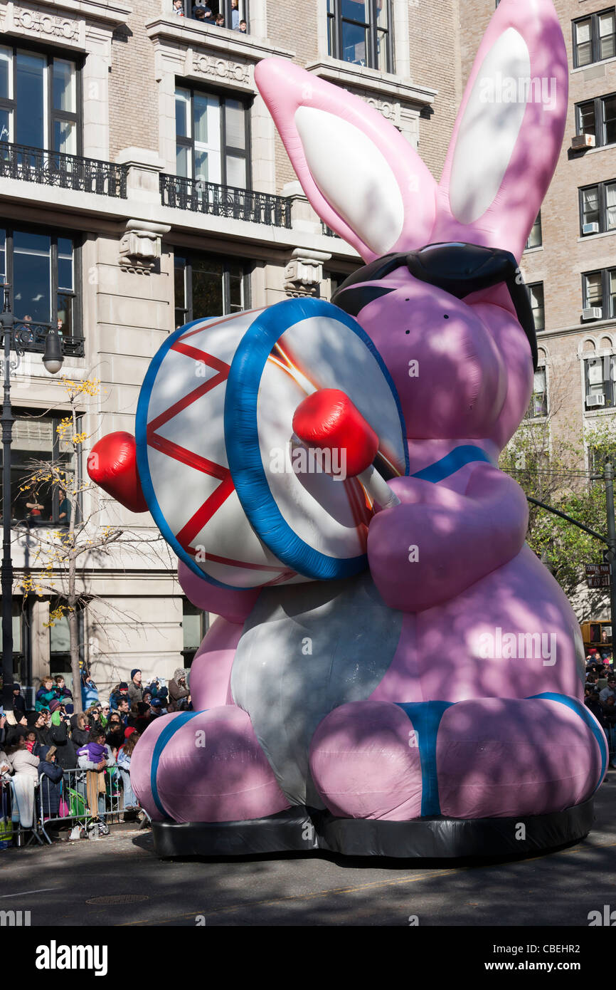 Der Energizer Bunny Balloonicle macht seinen Weg nach unten Central Park West während der 2011 Macy's Thanksgiving Day Parade in New York. Stockfoto