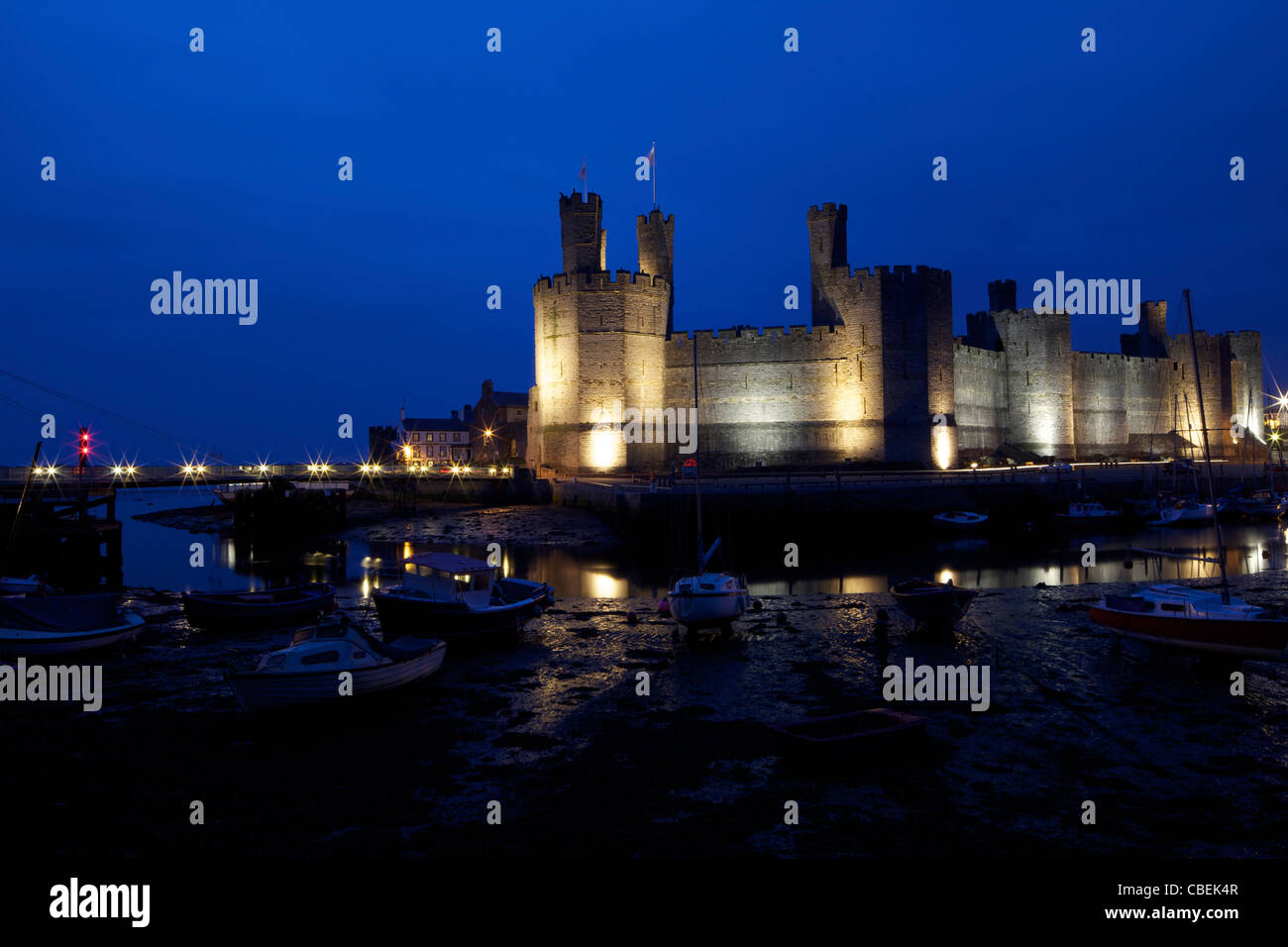 Caernarfon Castle beleuchtet in der Nacht, Gwynedd, Wales, Cymru, Großbritannien, Vereinigtes Königreich, GB, Großbritannien, britische Inseln, Europa, EU Stockfoto