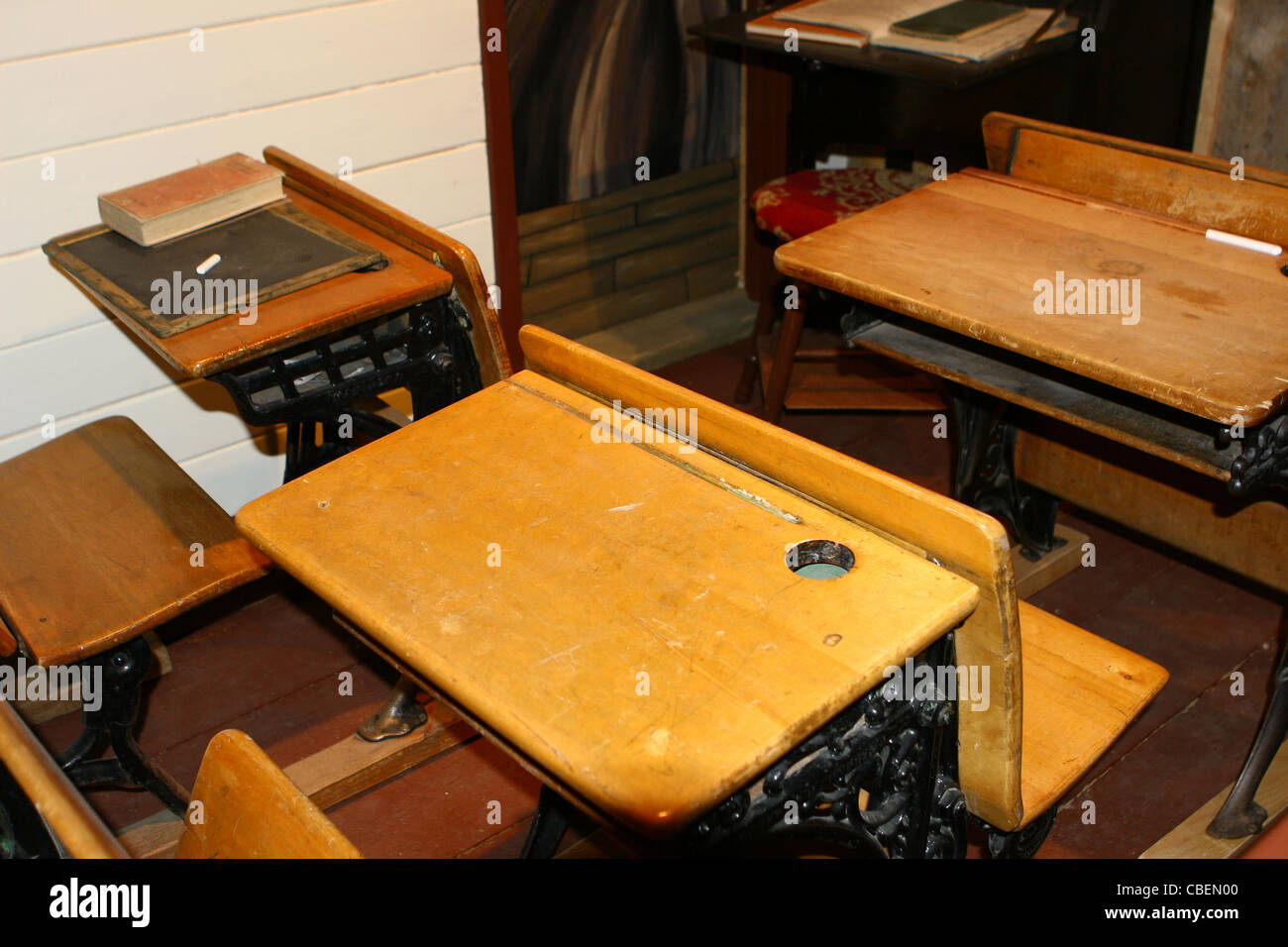 Holz und Metall Schüler Schreibtisch Stockfoto